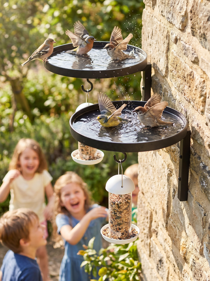 Metalen vogelbad voor aan de muur