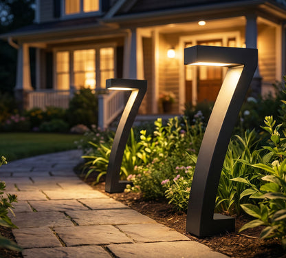 Moderne, op zonne-energie werkende padverlichting in een creatief ontwerp