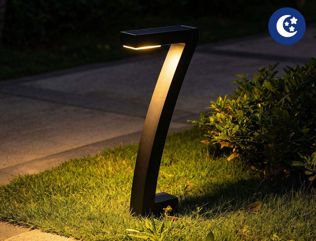Moderne, op zonne-energie werkende padverlichting in een creatief ontwerp