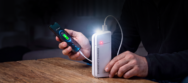 Draagbare noodlader met AA-batterijen – USB-opladen, compact en met LED-zaklamp – perfect voor op reis, woon-werkverkeer en stroomuitval