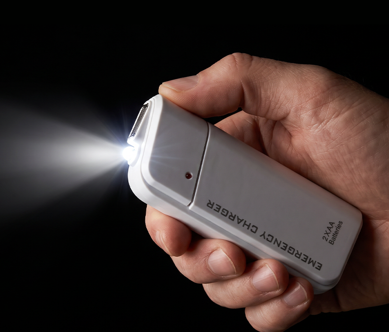 Draagbare noodlader met AA-batterijen – USB-opladen, compact en met LED-zaklamp – perfect voor op reis, woon-werkverkeer en stroomuitval