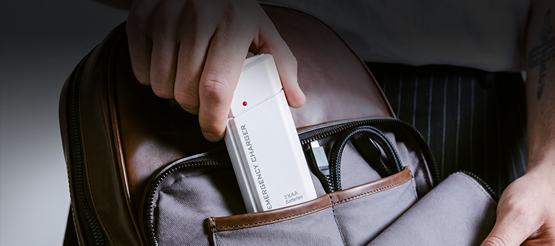 Draagbare noodlader met AA-batterijen – USB-opladen, compact en met LED-zaklamp – perfect voor op reis, woon-werkverkeer en stroomuitval
