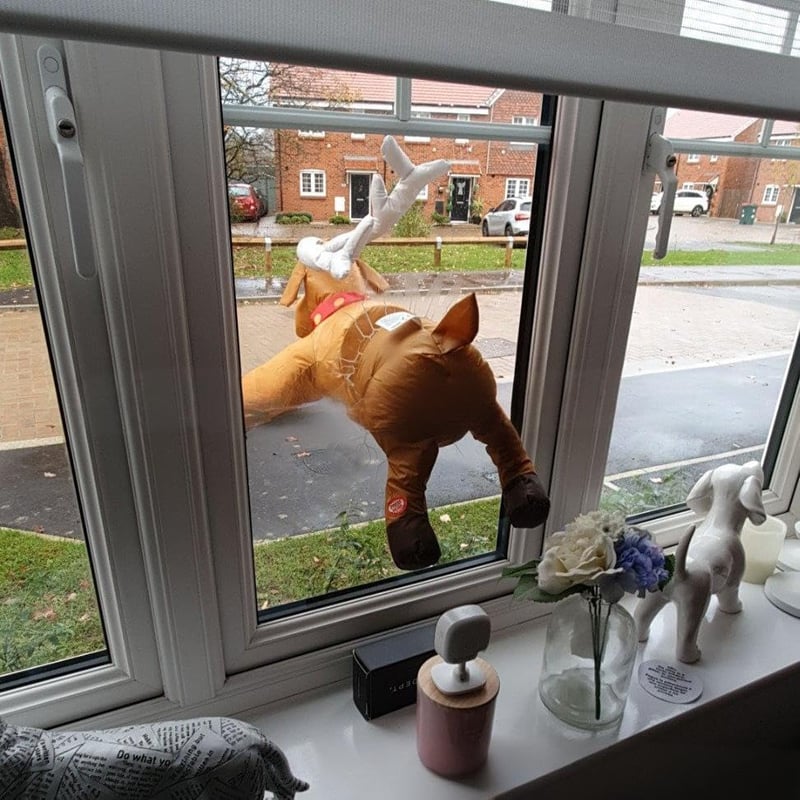 Neerstortende Kerstman en Rendier